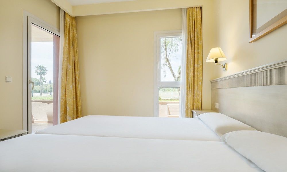 Aparthotel Ilunion Sancti Petri Ново-Санкті-Петрі Екстер'єр фото